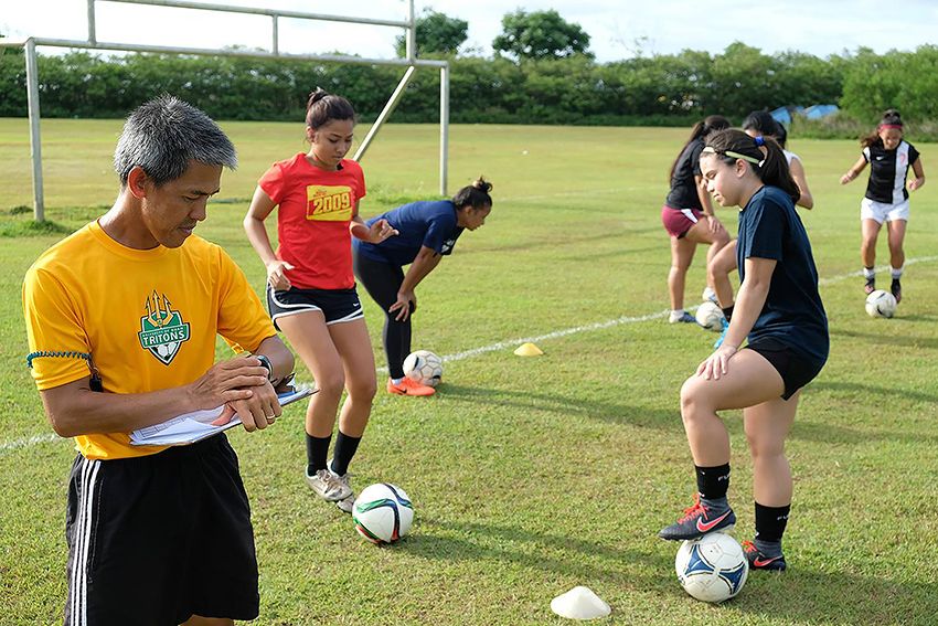 Photo of Coach Hidalgo and the women's soccer team